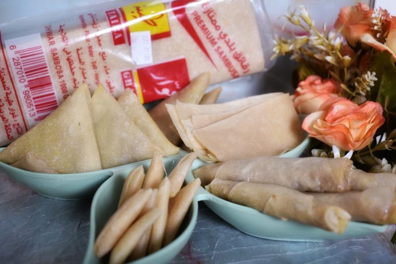 رقائق سمبوسة ومعجنات بأحجام مختلفة