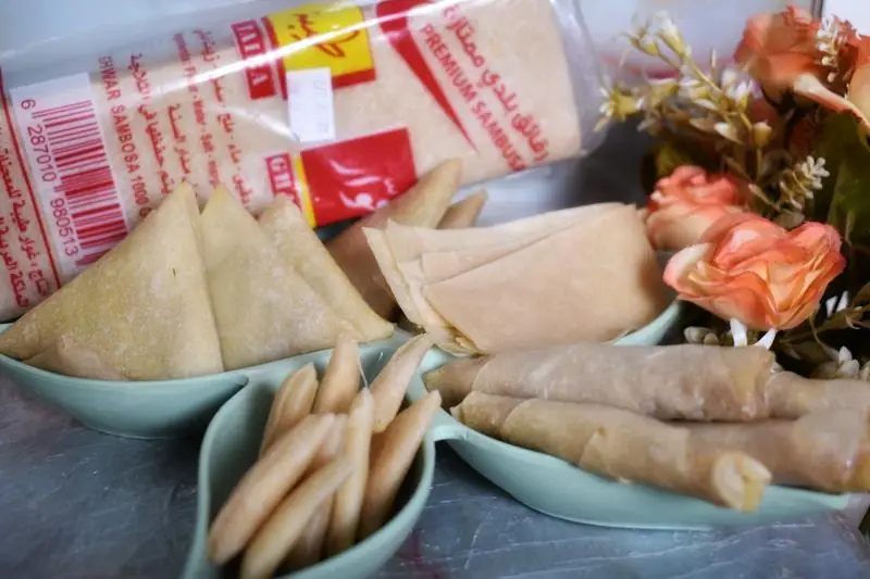 رقائق سمبوسة ومعجنات بأحجام مختلفة